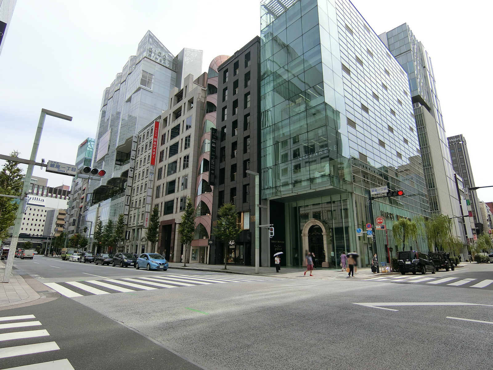 オフィス前面の銀座通り