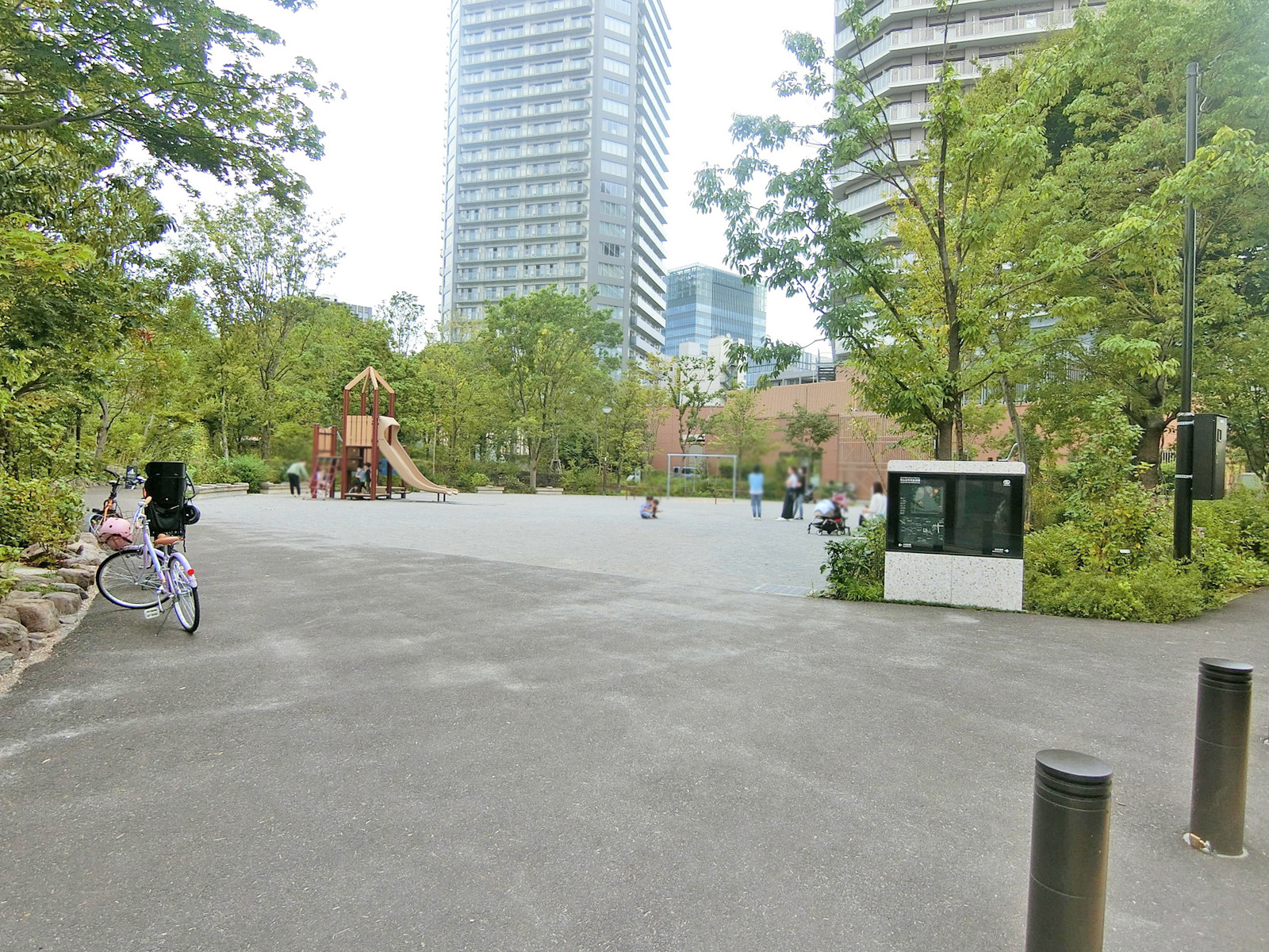 目の前は北青山三丁目公園