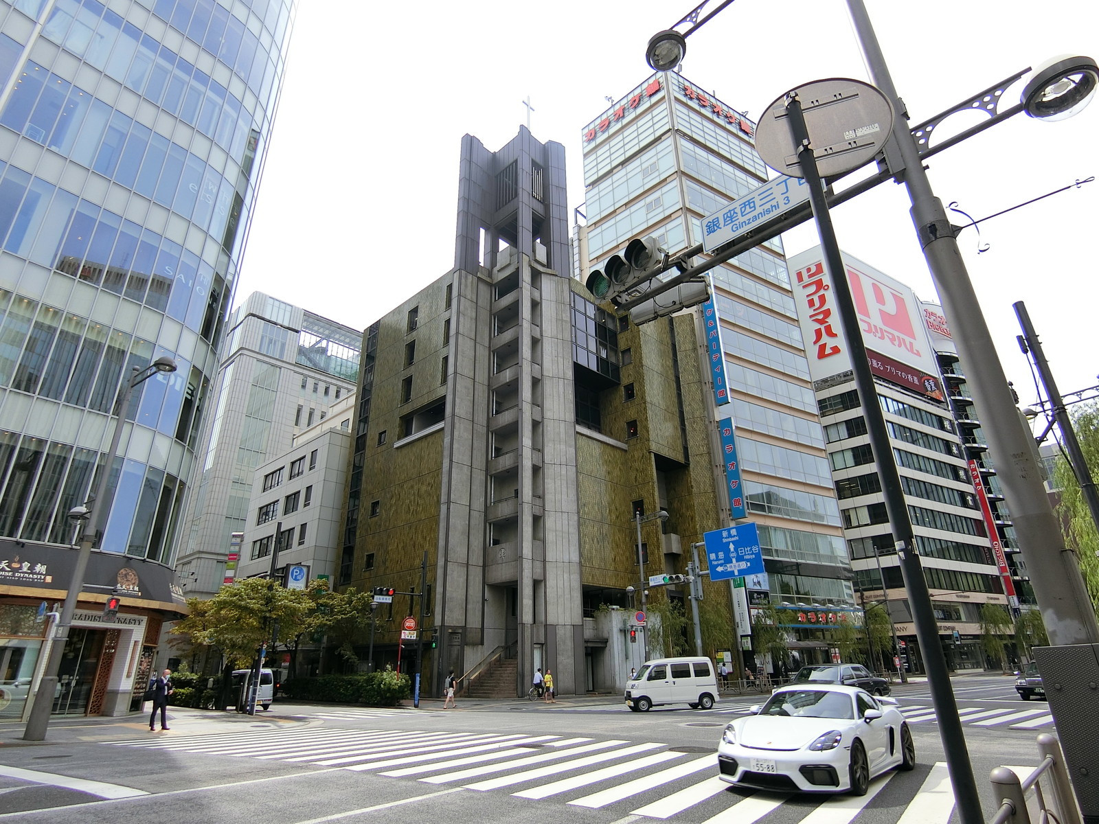 付近の銀座3丁目交差点