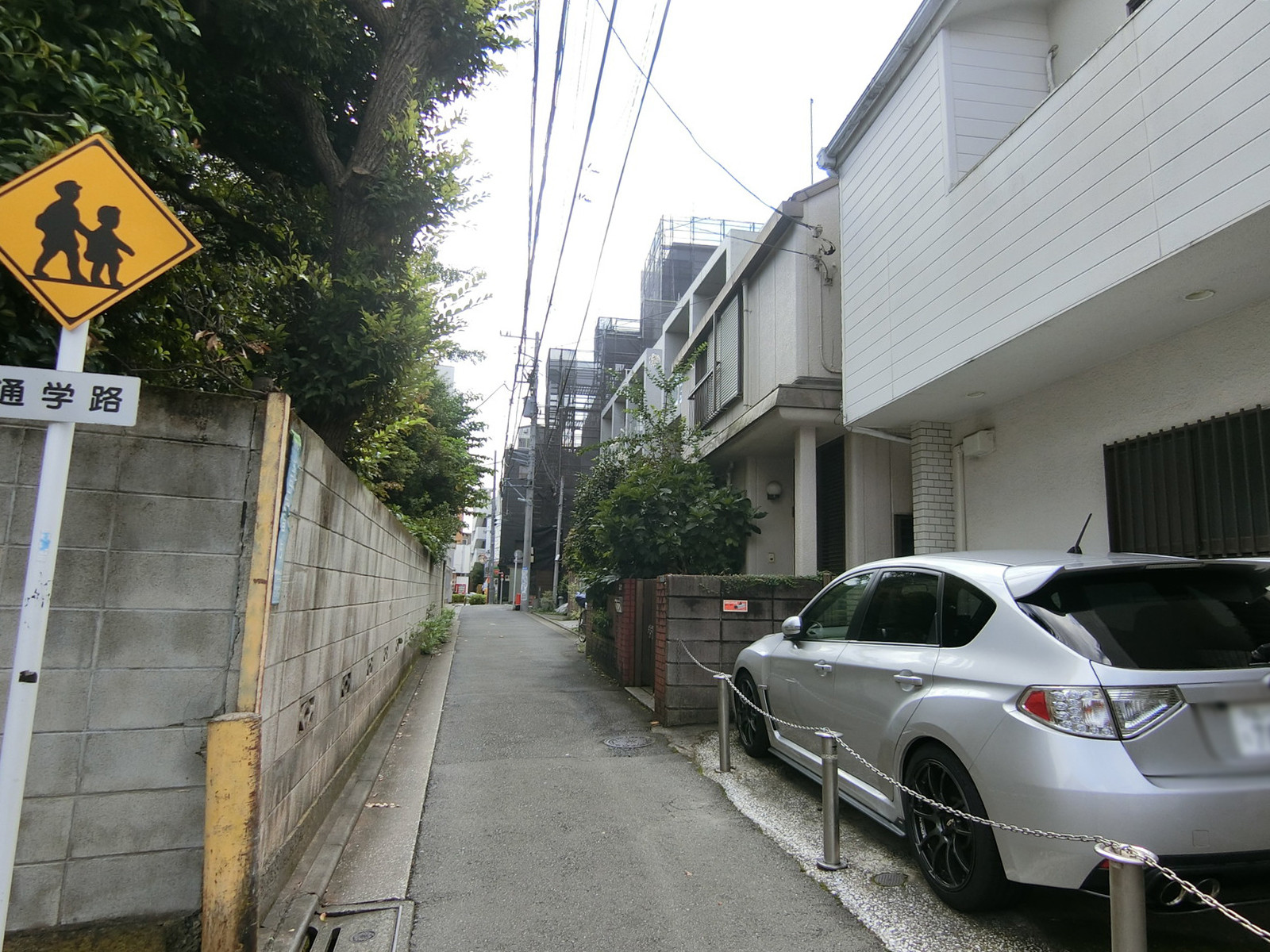 周辺は落ち着いた住宅街