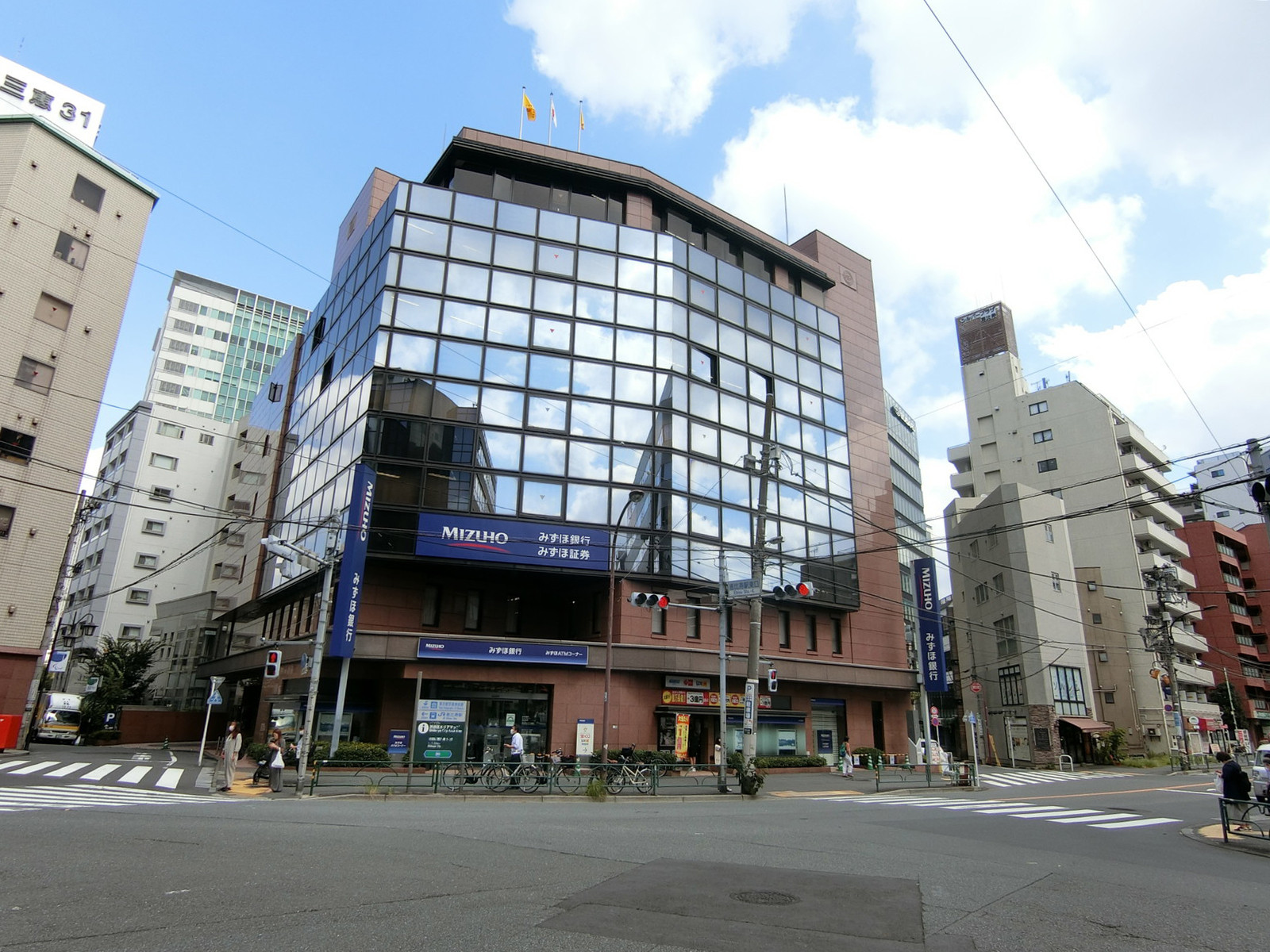 付近の恵比寿駅東口交差点