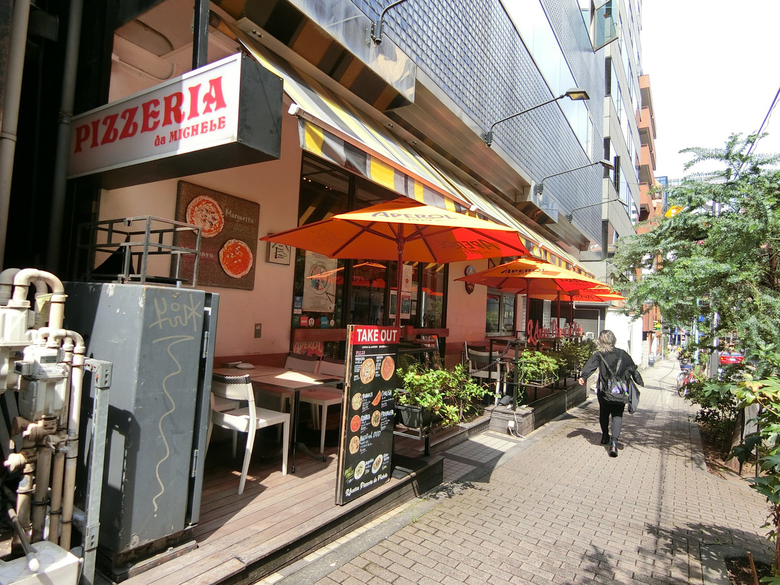 並びには飲食店があり