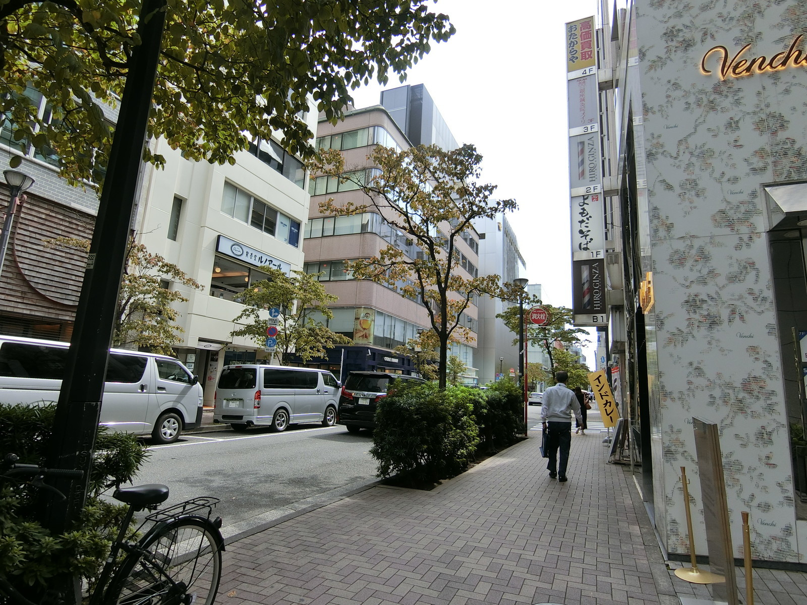 オフィスビル前面の通り