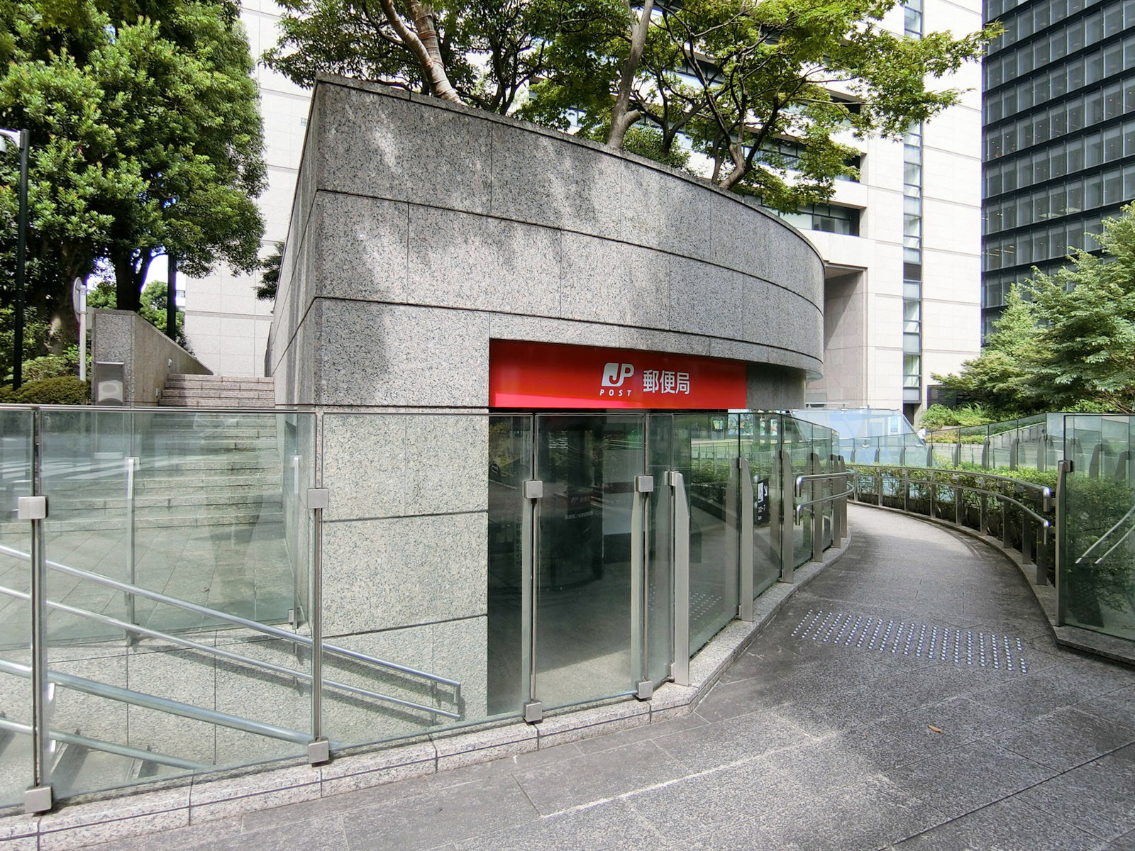 徒歩3分の新御茶ノ水駅前郵便局