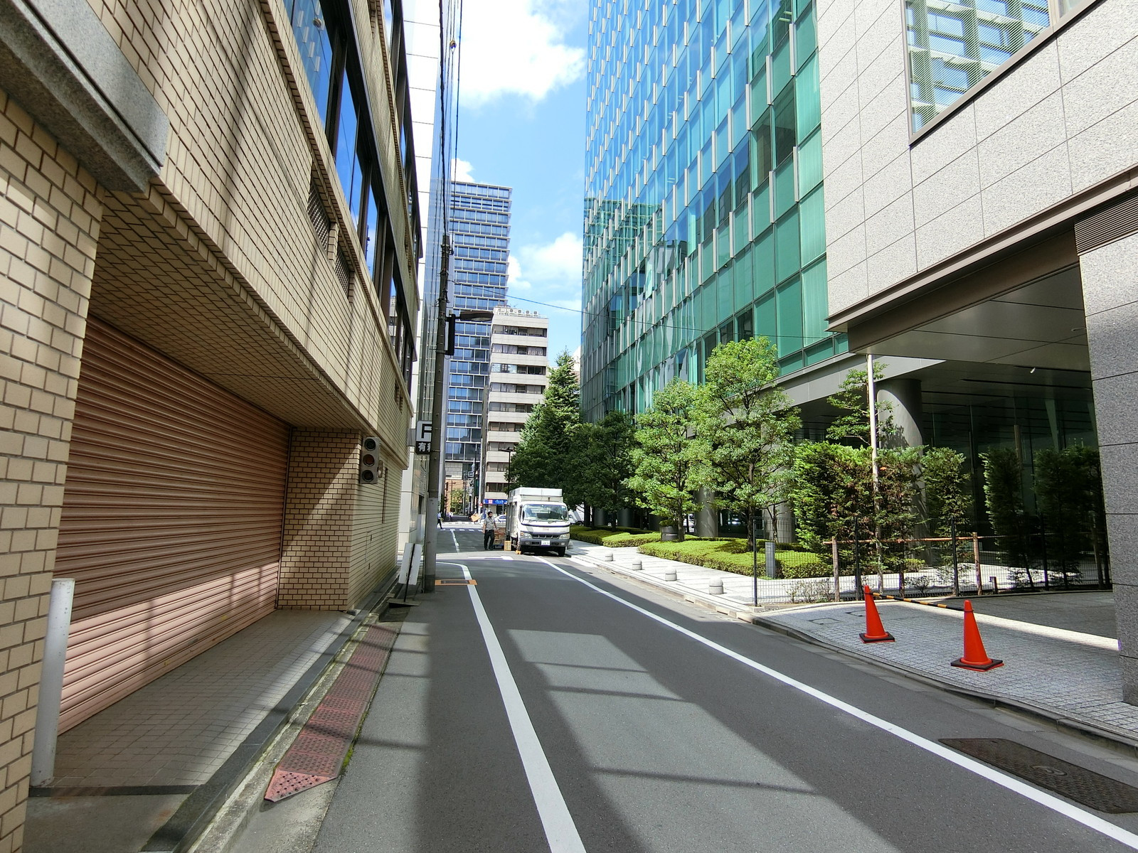 第2日成ビル前面の通り