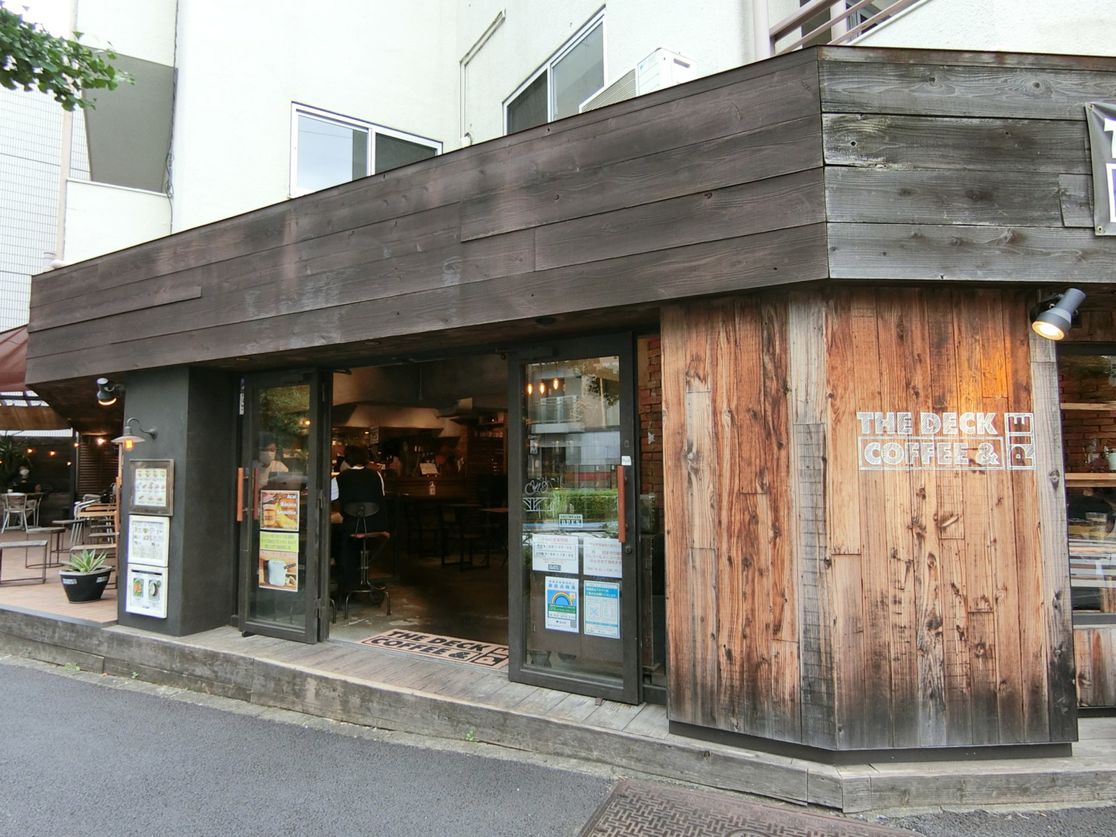 付近には飲食店があり
