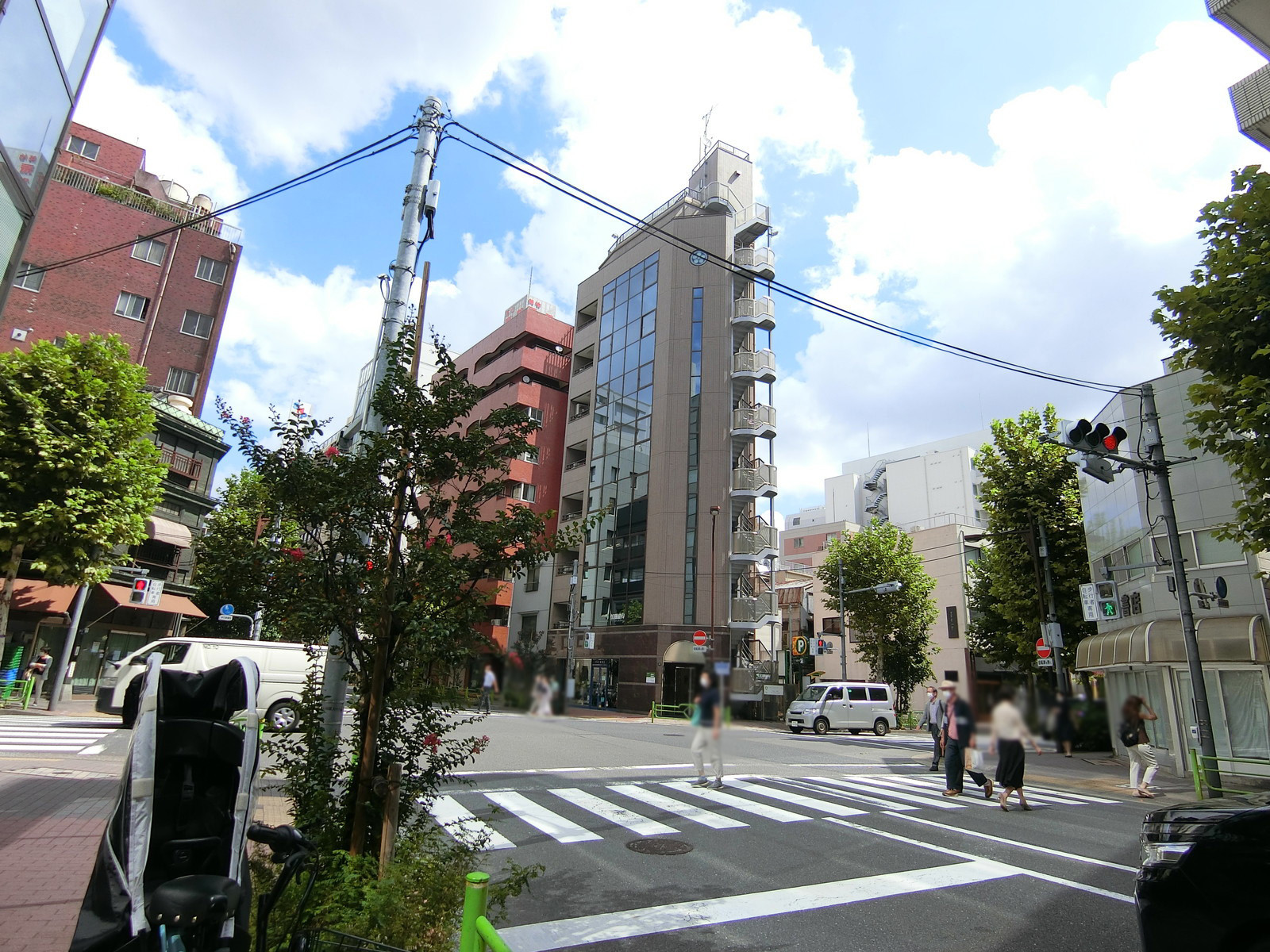 イセツネビル前面の通り