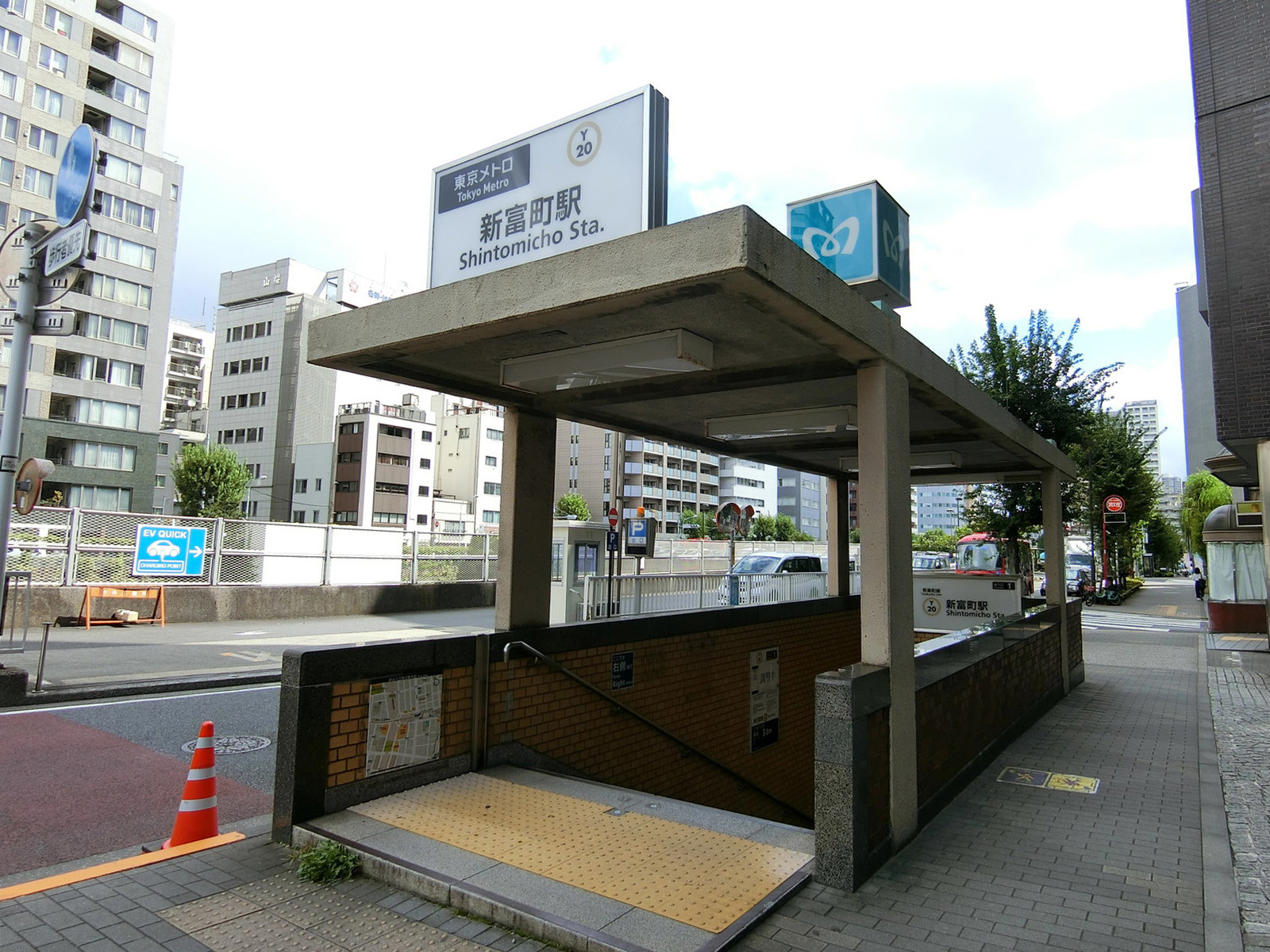 最寄りの「新富町駅」
