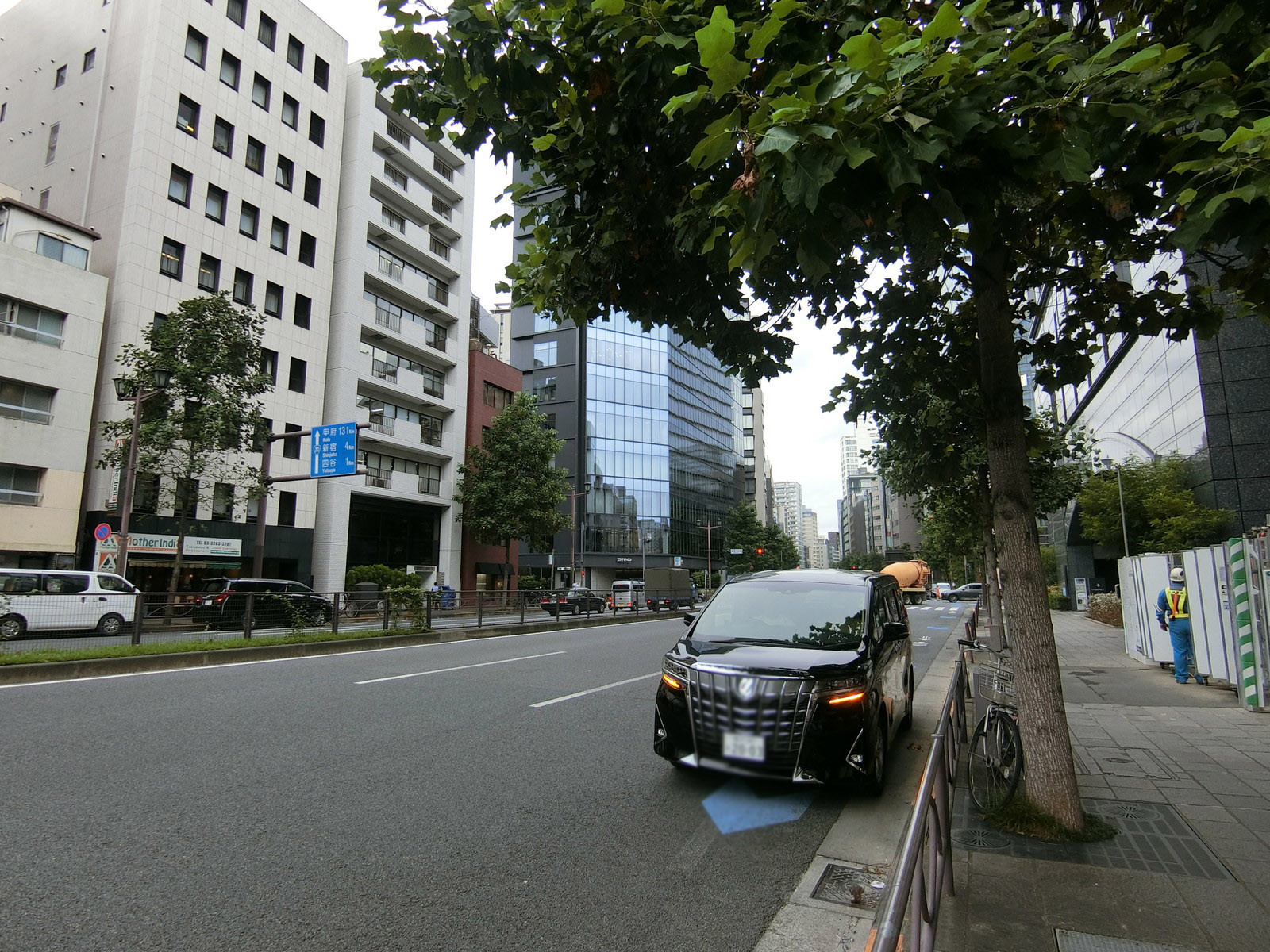 クレール麹町前面の新宿通り