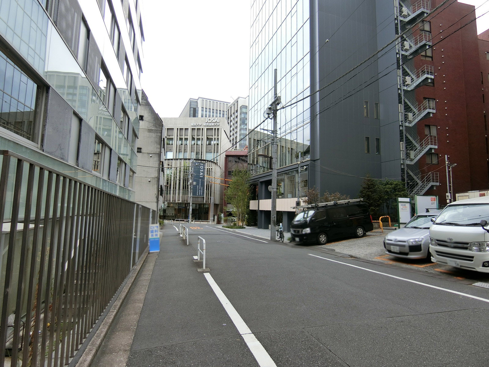 素石ビル前面の通り