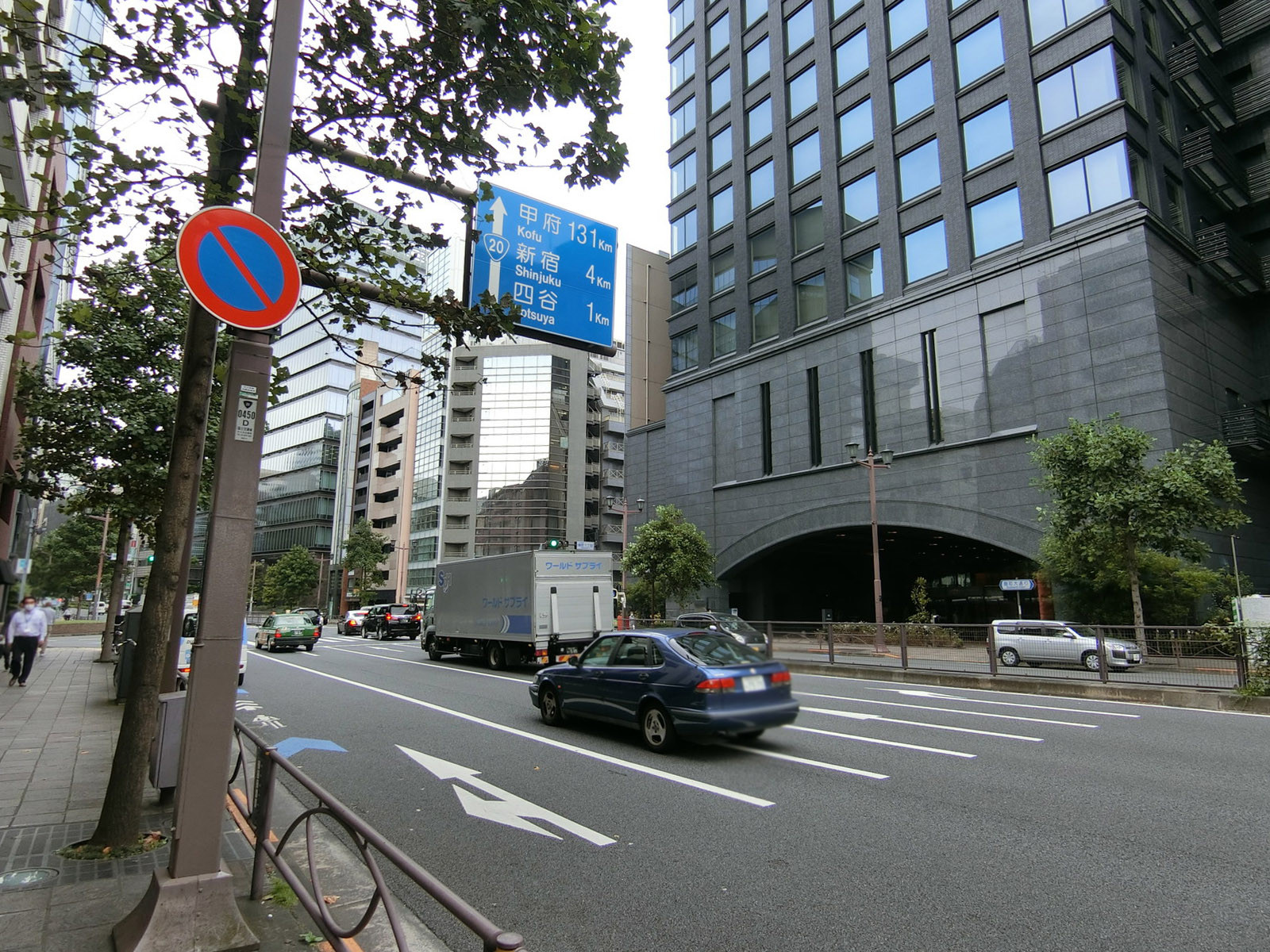 付近の新宿通り