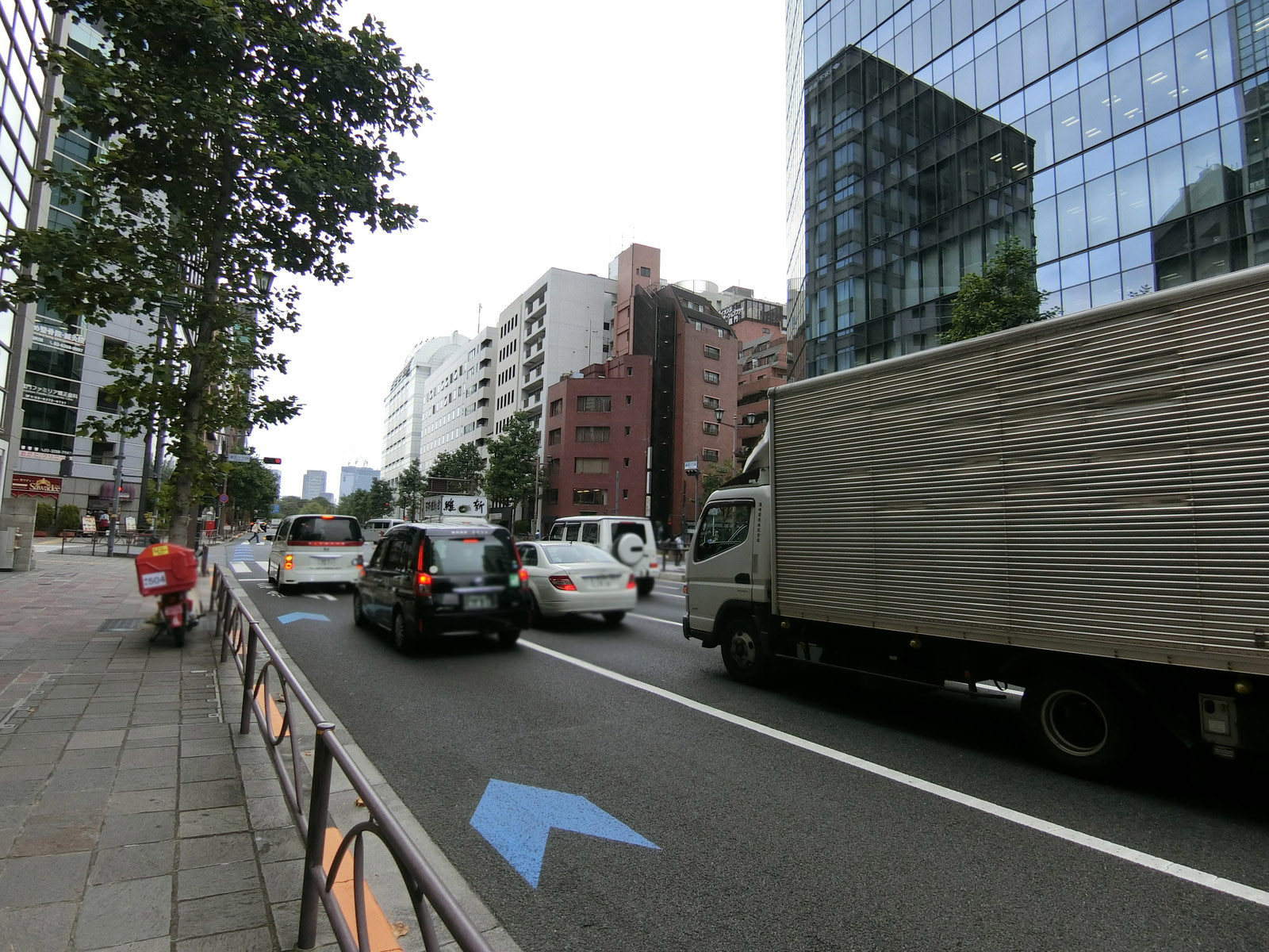 ダブル・リーブス半蔵門前面の新宿通り