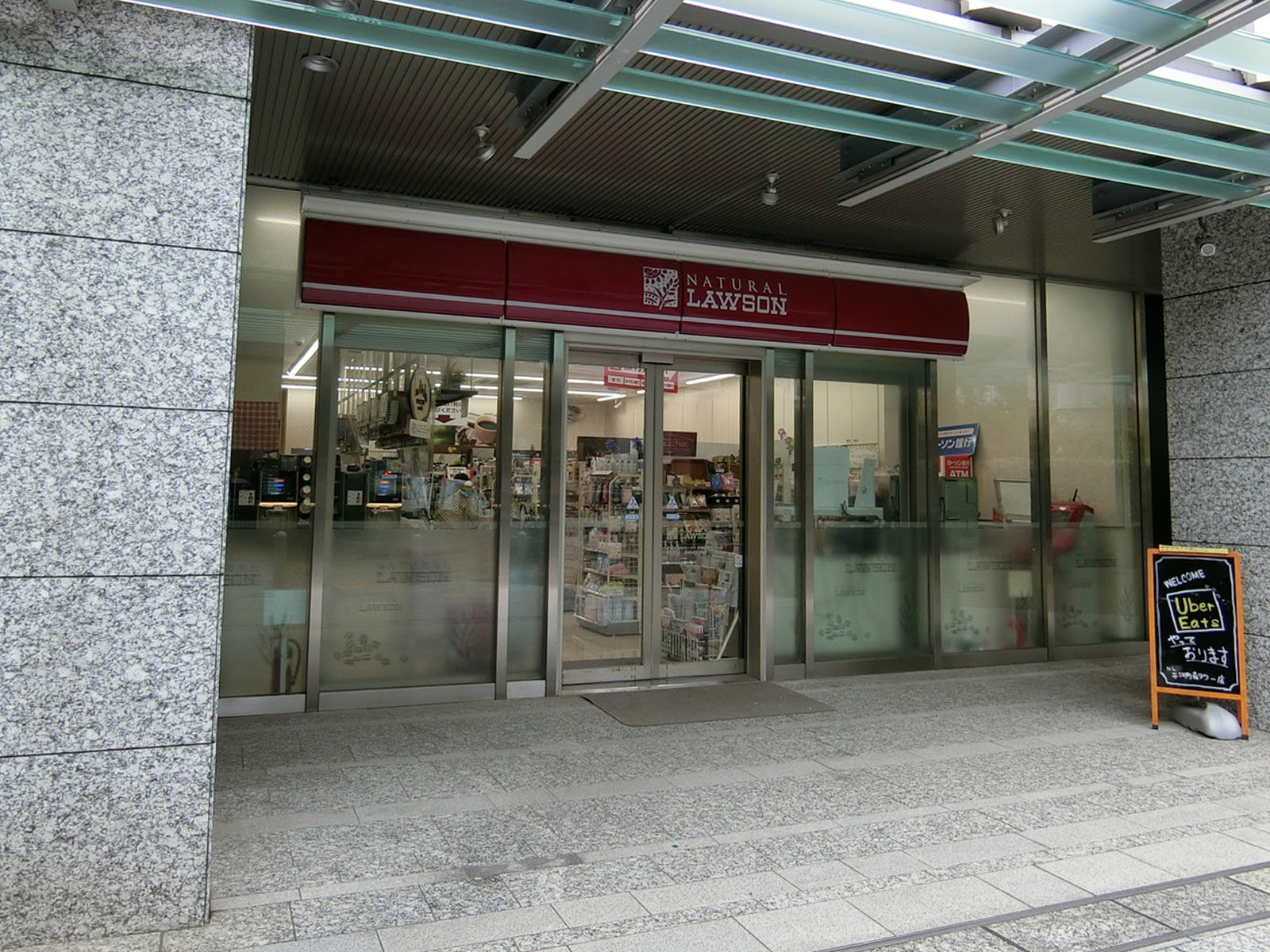 徒歩3分のナチュラルローソン