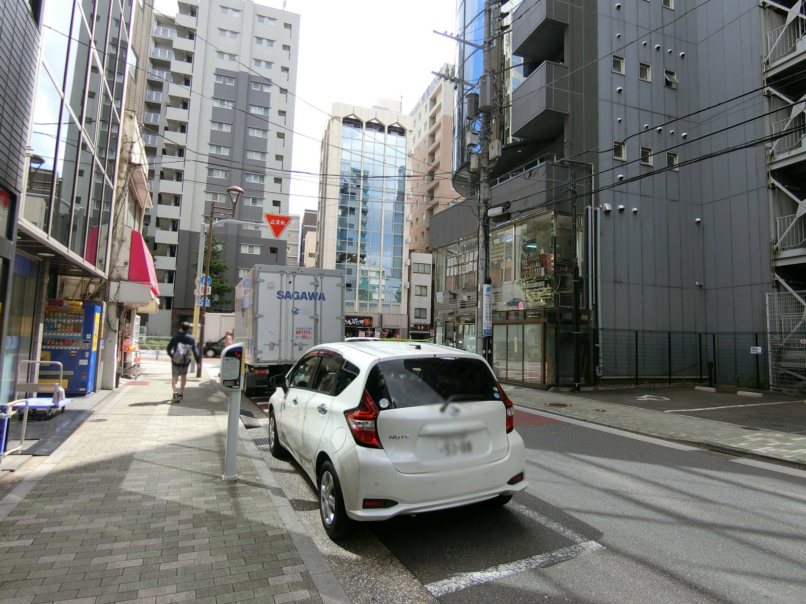 銀座ビルNo.3前面の通り