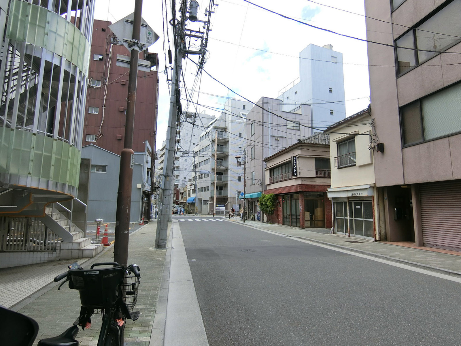 チャコペーパー会館前面の通り