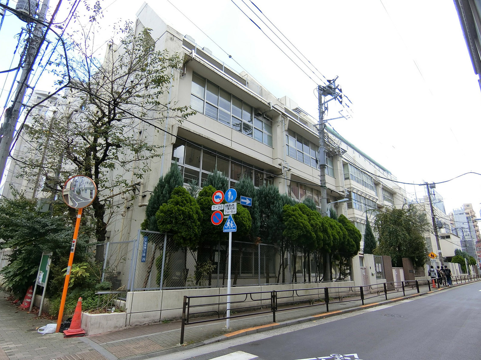 隣の台東区立台東育英小学校