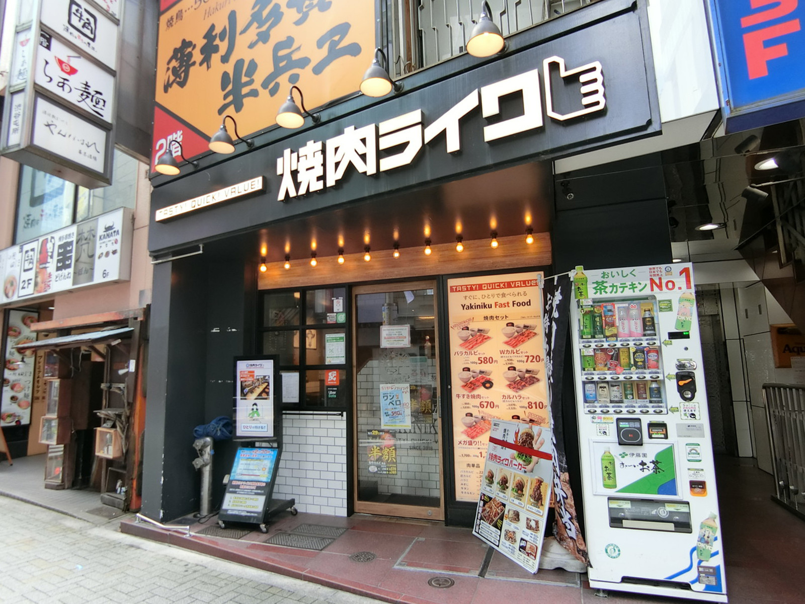 周辺には飲食店が多数あり