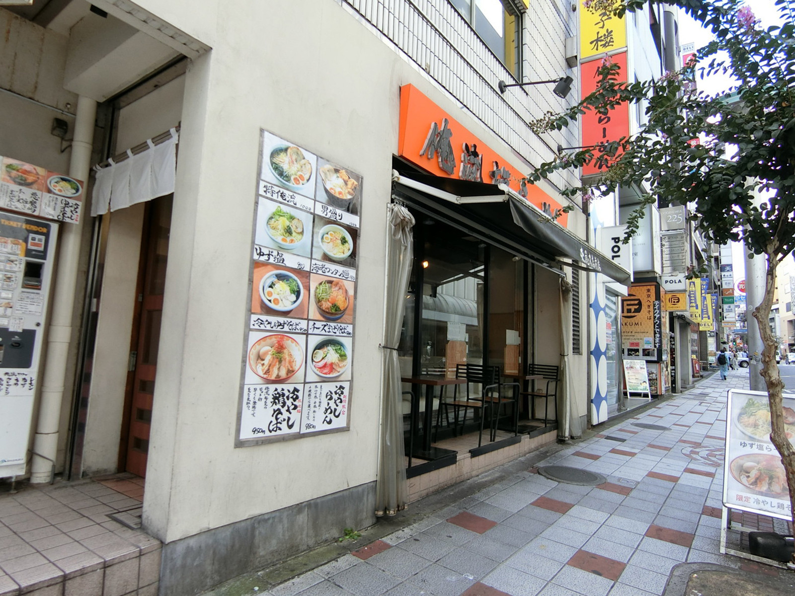 周辺には飲食店が点在