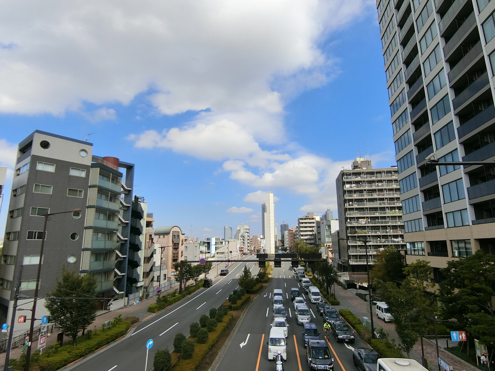 オフィスビル前面の通り