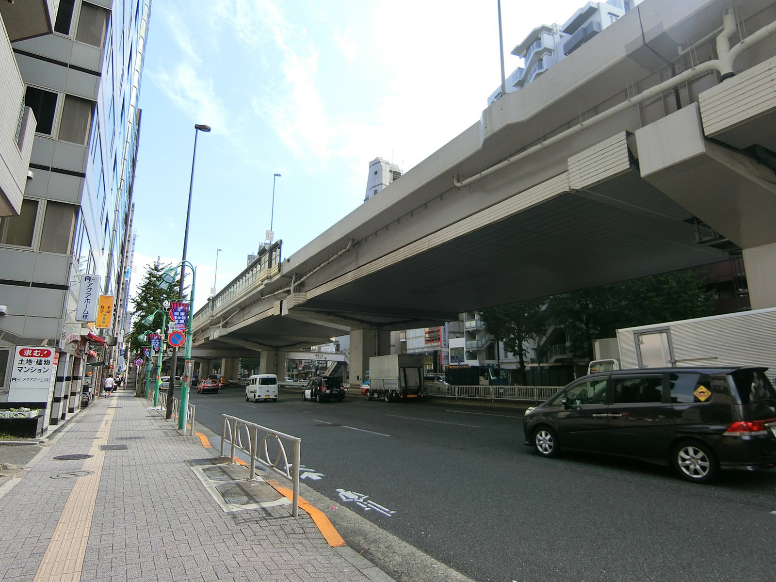 大成ビル前面の甲州街道