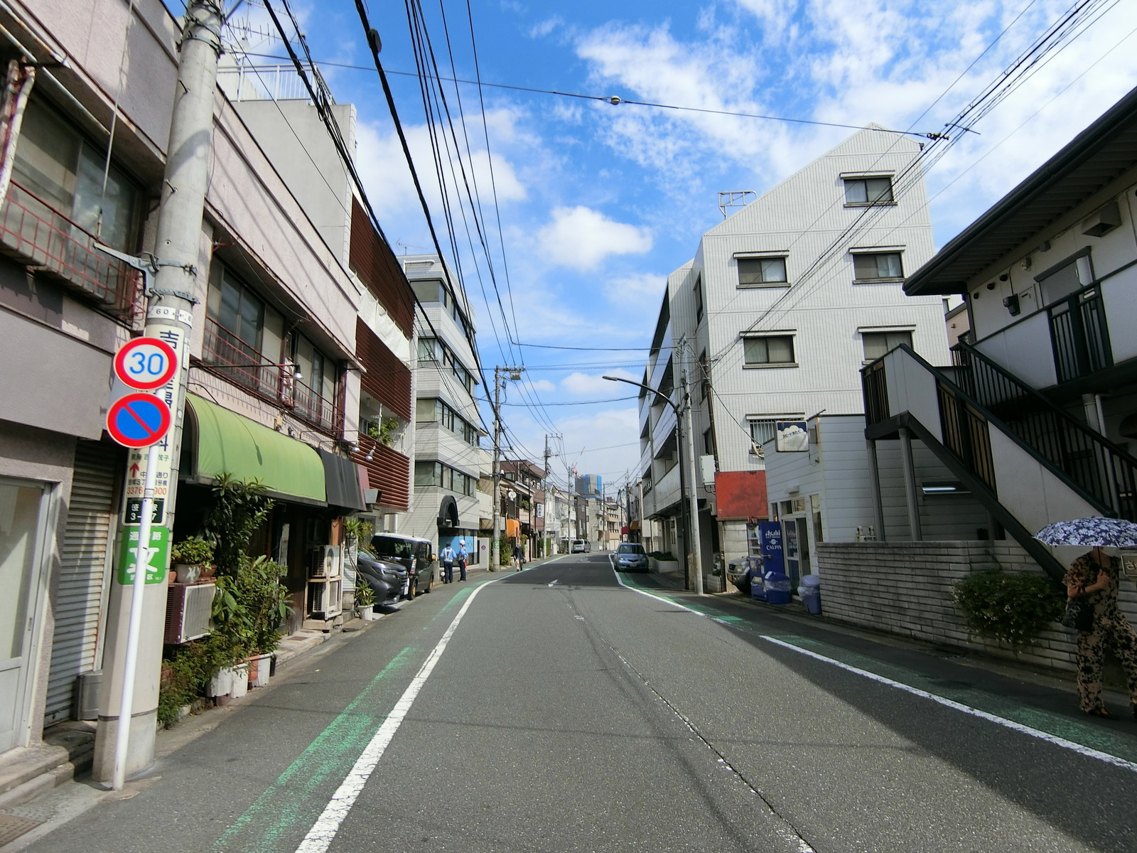 第一花井ビル前面の通り
