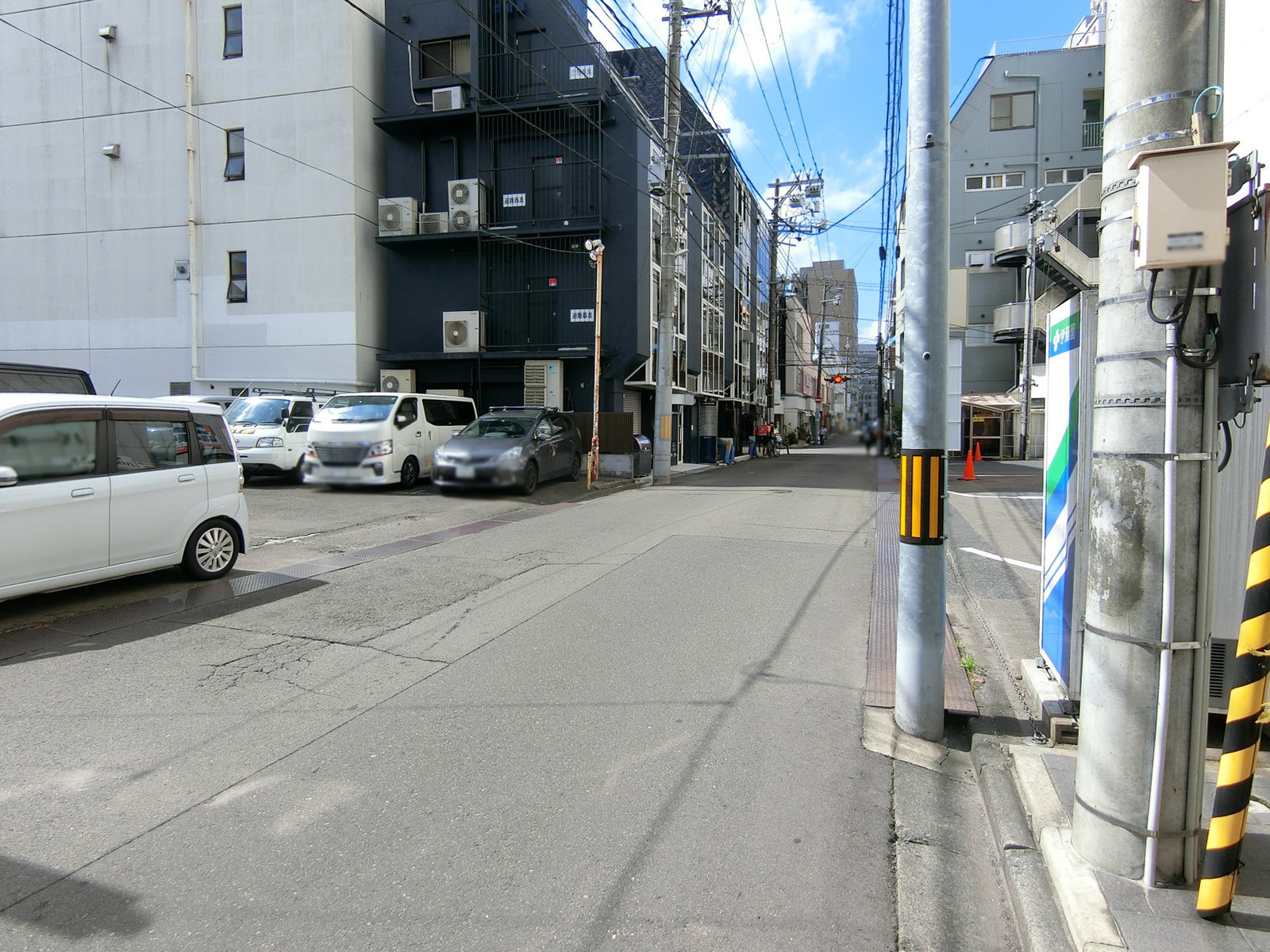 ピーサンビル前面の通り