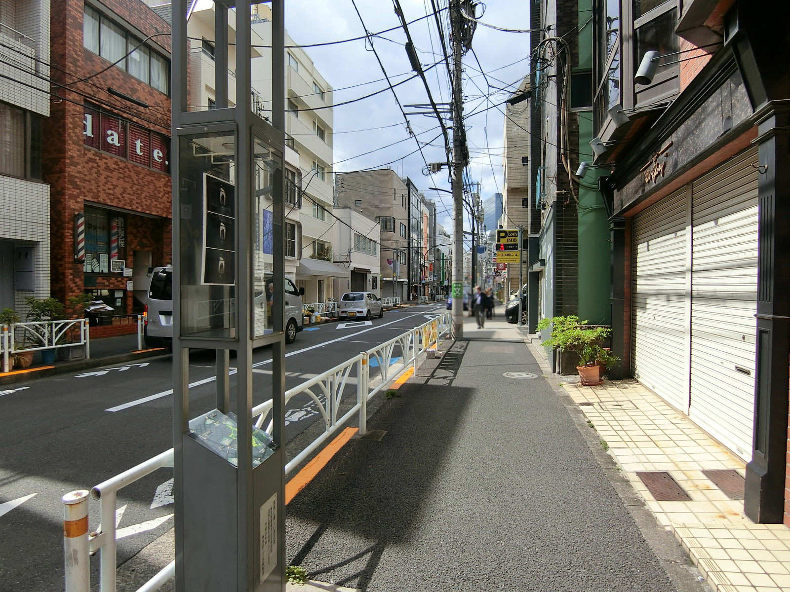 里見ビル前面の通り