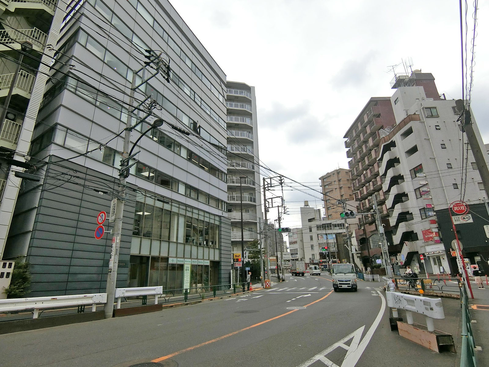 大久保通り沿いに立地