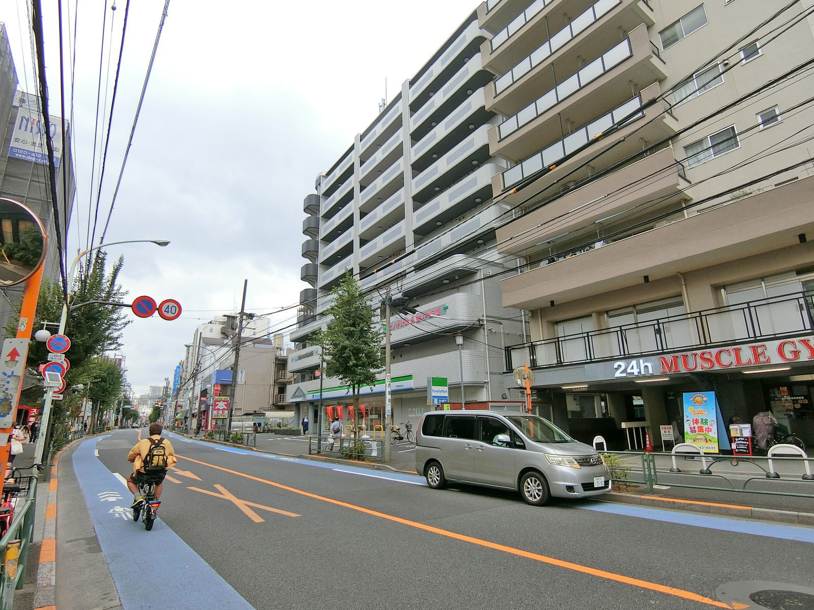早稲田通り沿いに立地