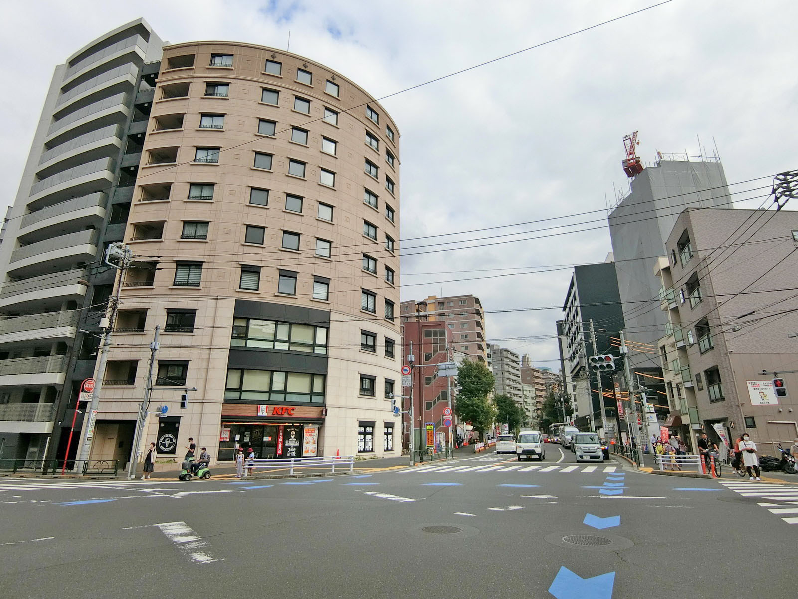 周辺はオフィスや店舗が多いエリア