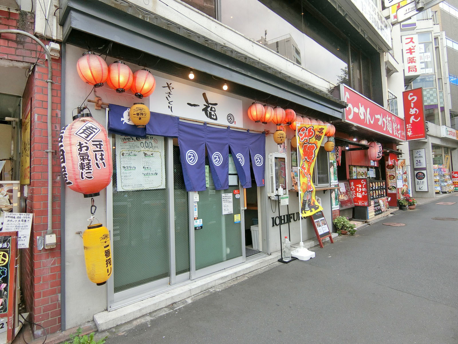 付近には飲食店が充実