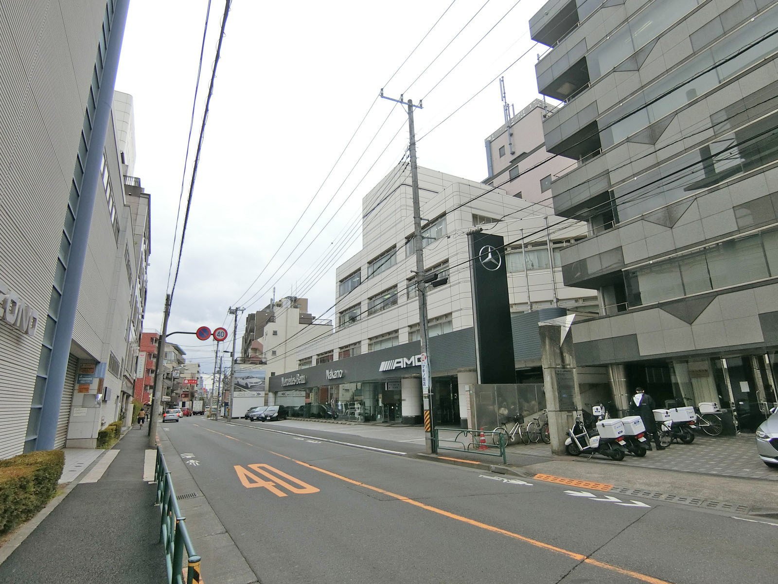 大久保通り沿いに立地