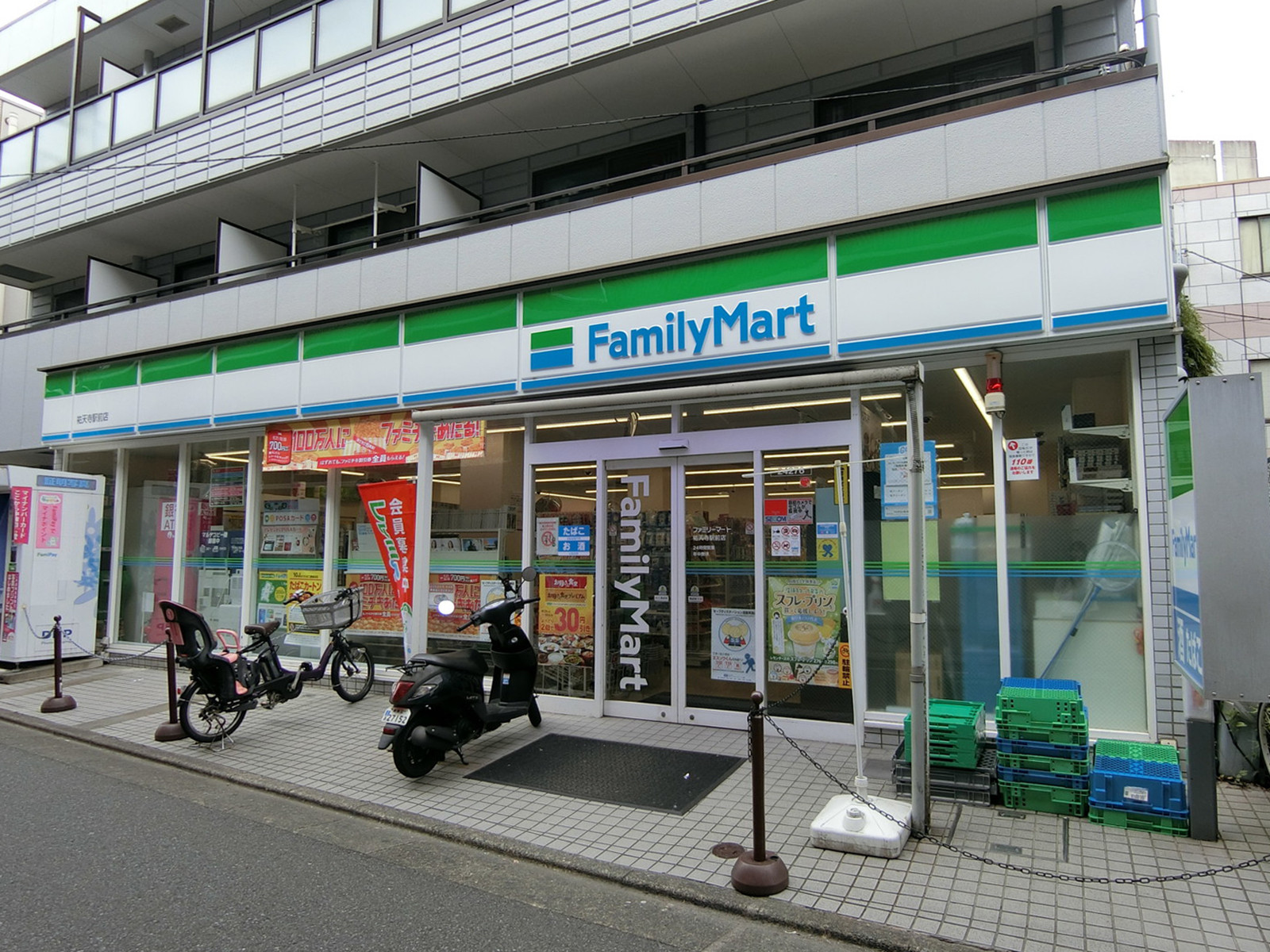 駅付近のファミリーマート