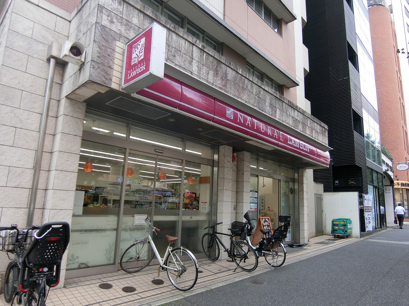 徒歩3分のナチュラルローソン