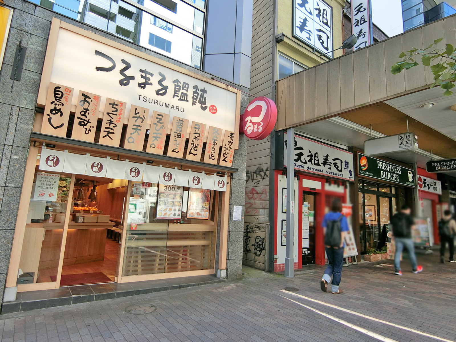 駅周辺には飲食店が複数あり