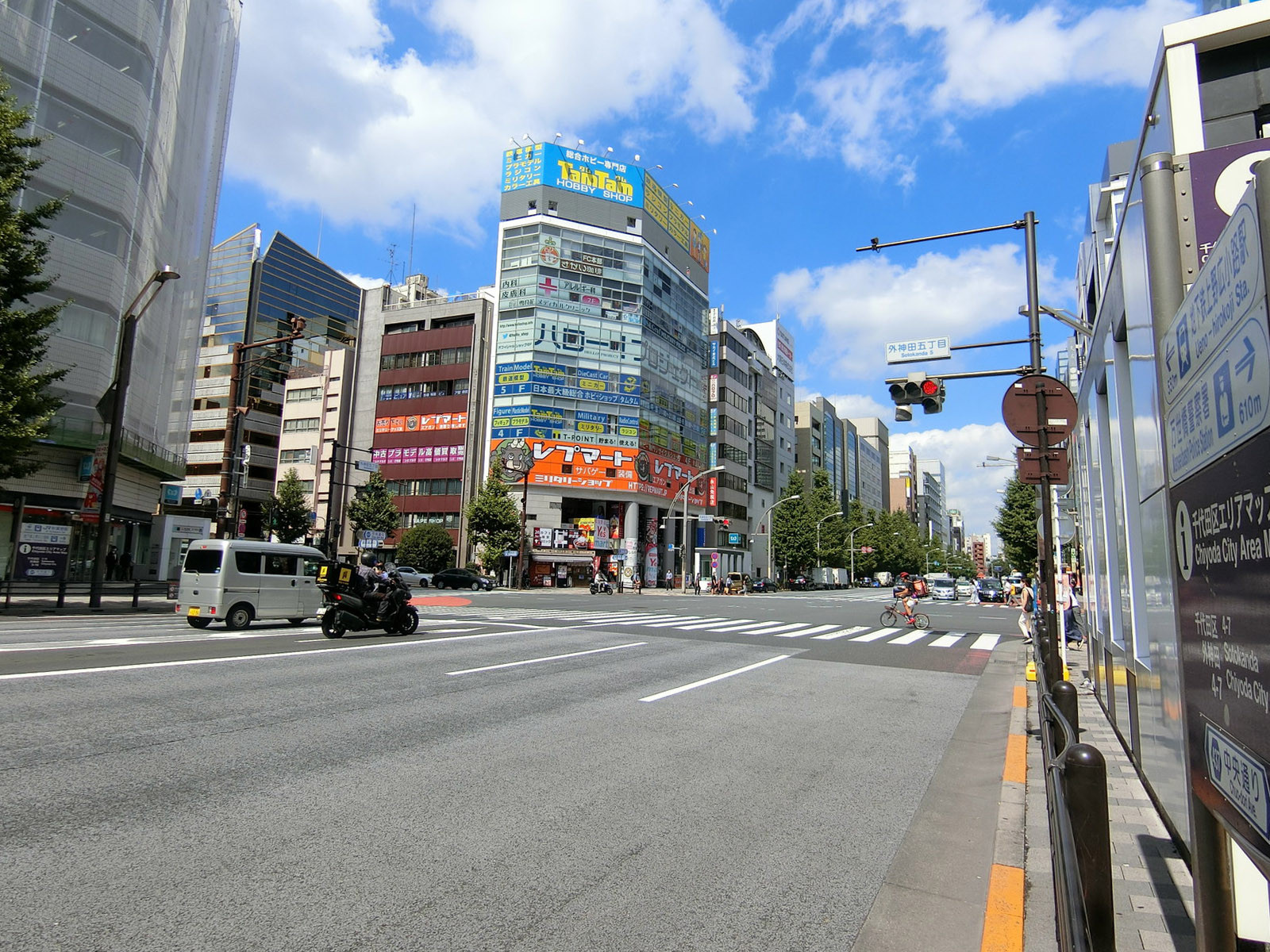田中ビル前面の中央通り