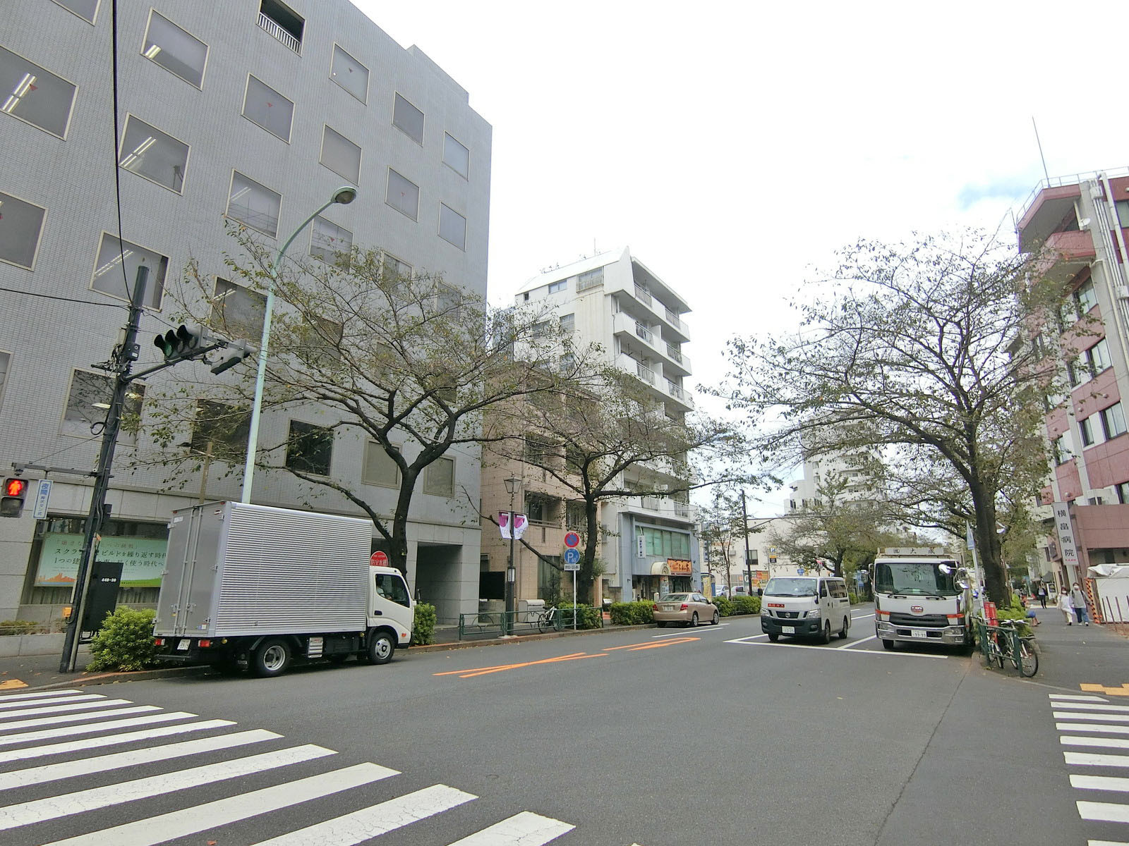 中野通り沿いに立地