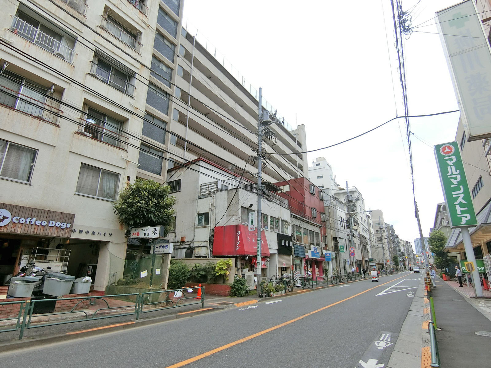大久保通り沿いに立地