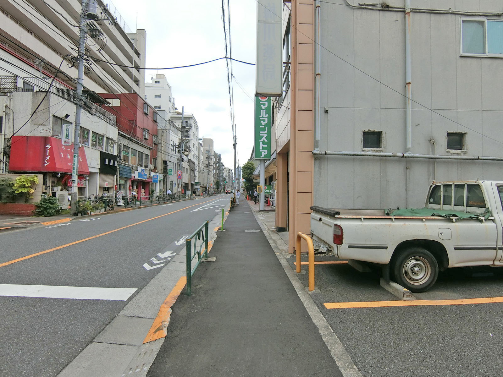 中野会館前面の通り