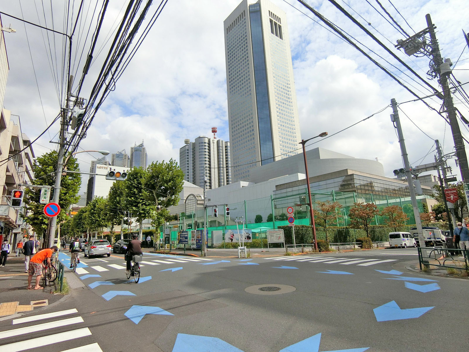 周辺はオフィスや店舗が多いエリア