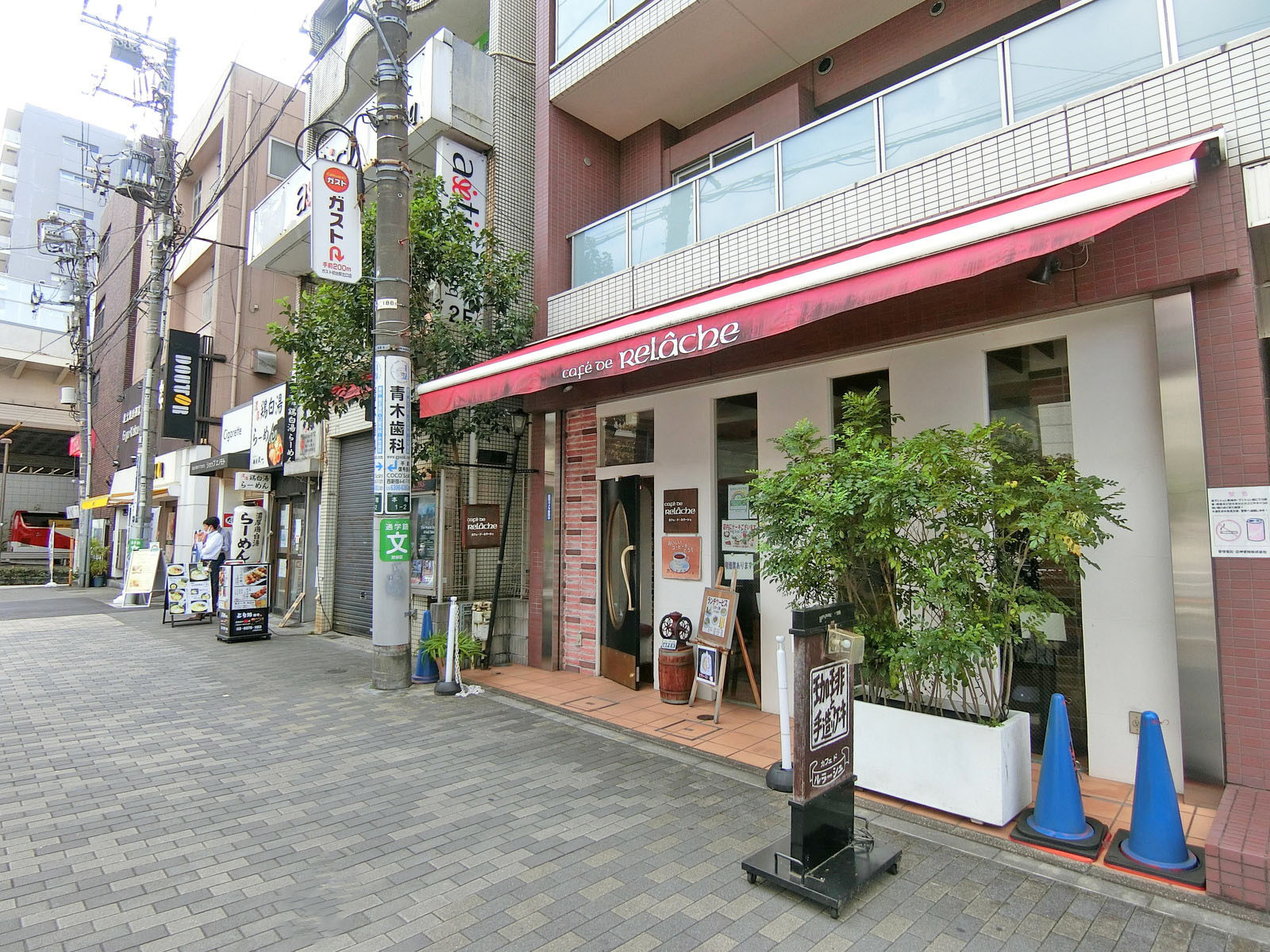 付近には飲食店が充実