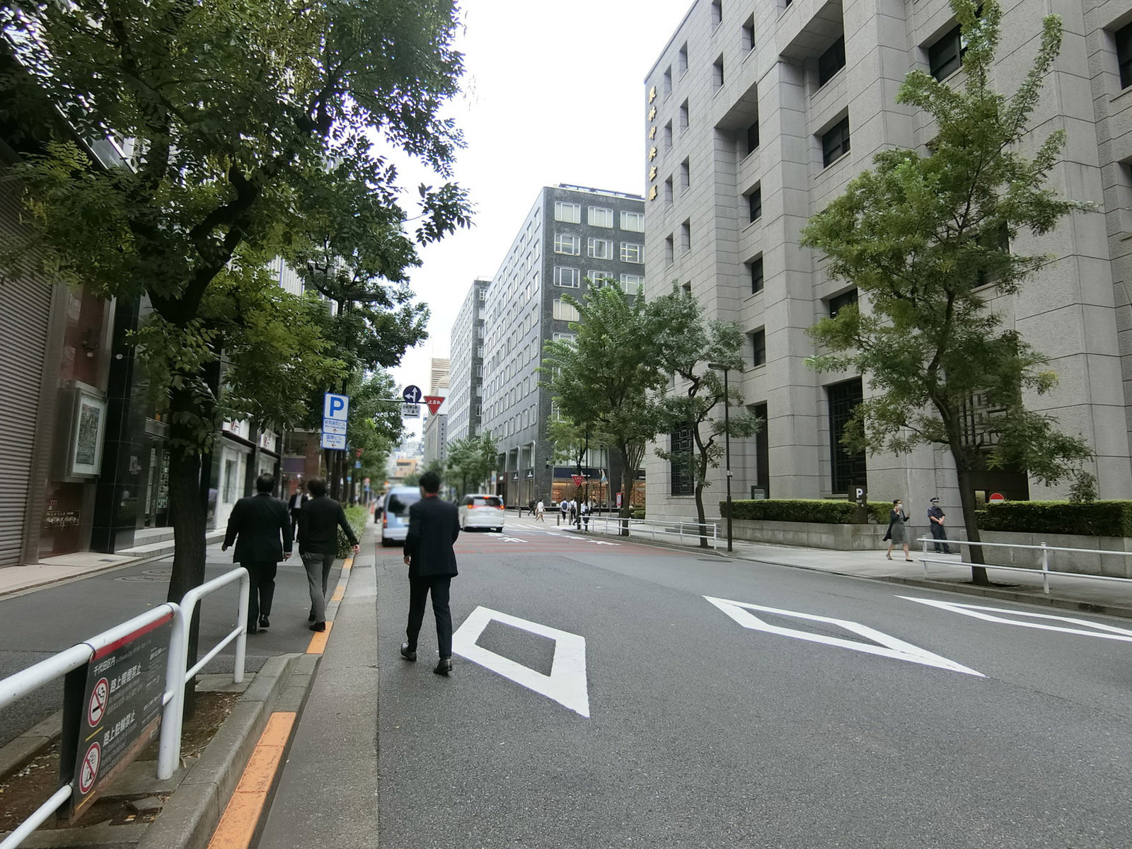 帝劇ビル前面の通り