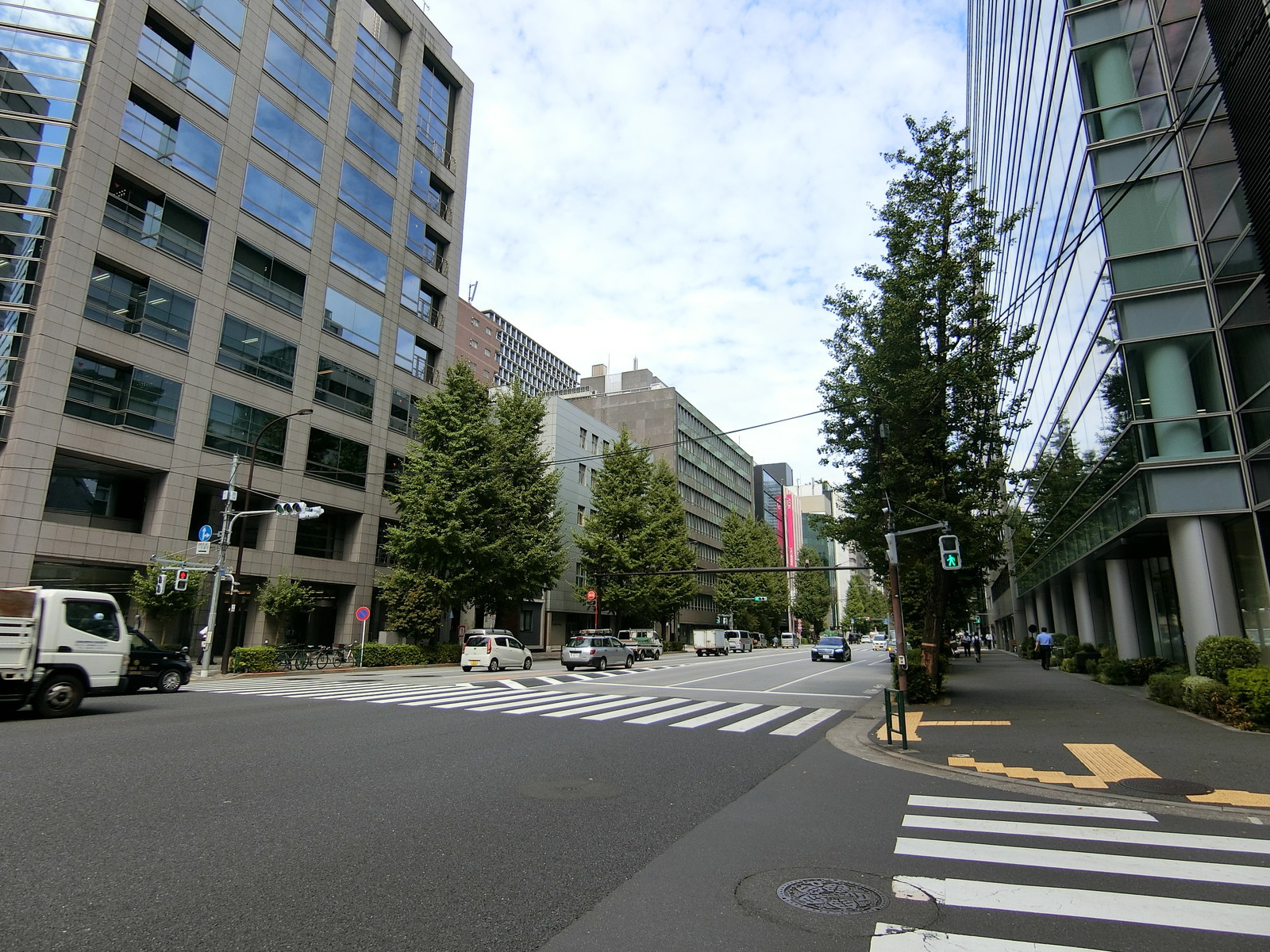 安田シーケンスタワー前面の神田警察通り