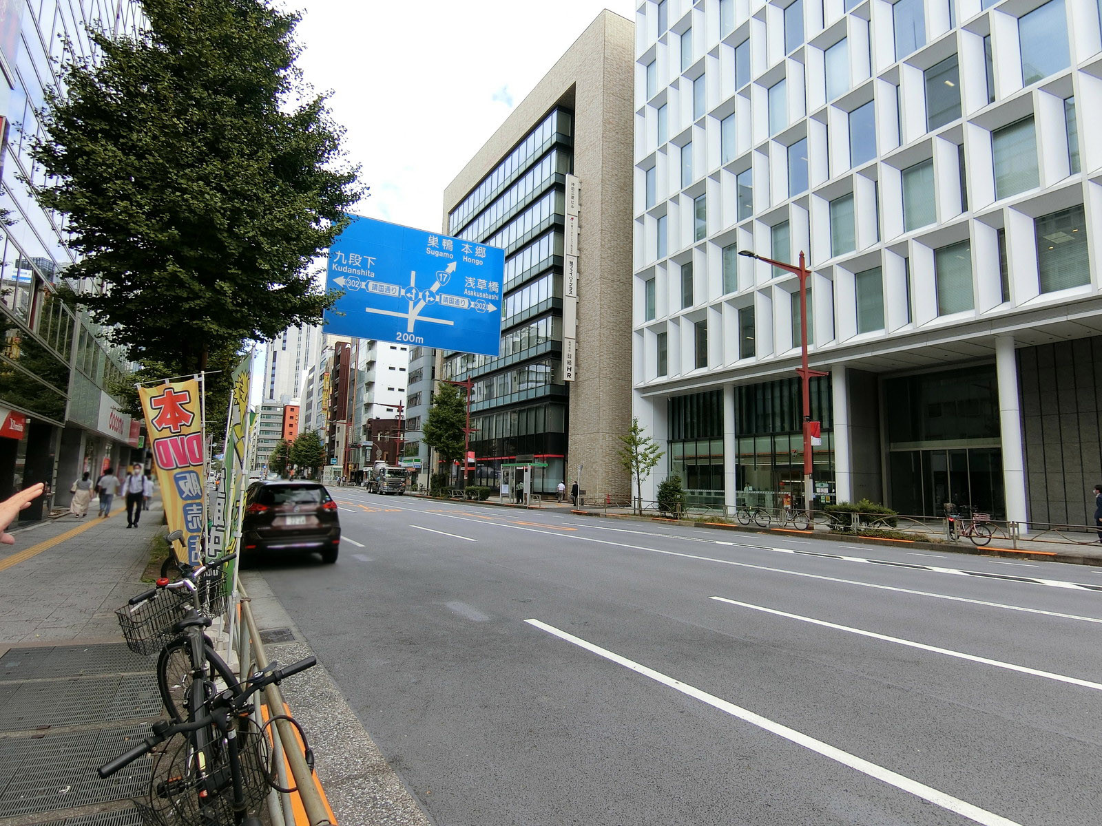 松見ビル前面の中央通り