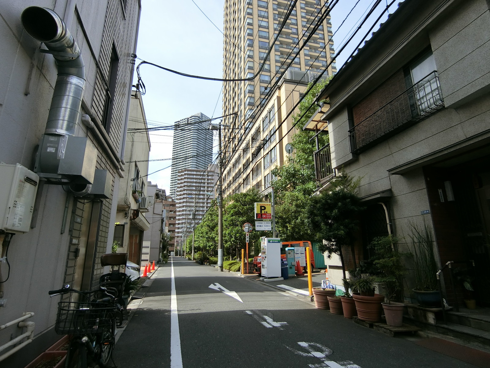 羽賀ビル新館前面の通り