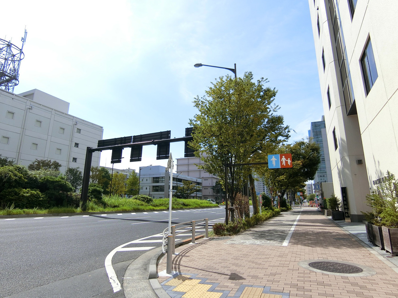 オフィスビル前面の通り
