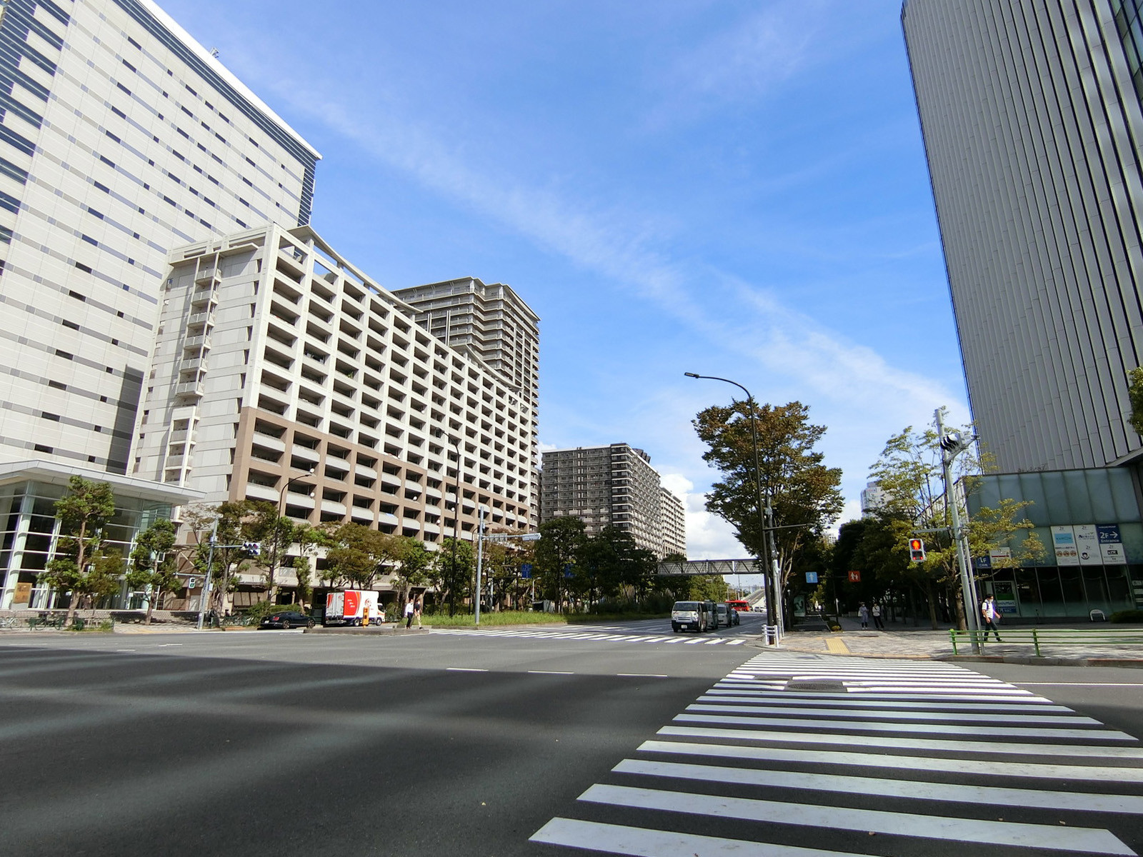 オフィスビル前面の通り