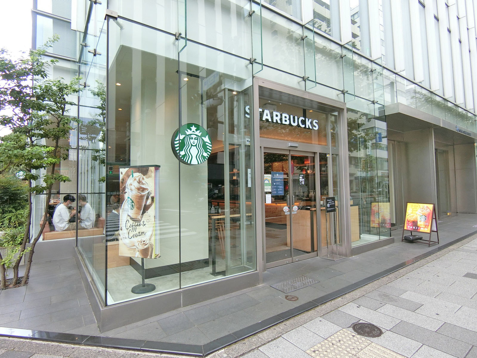 徒歩2分のスターバックス新宿二丁目店