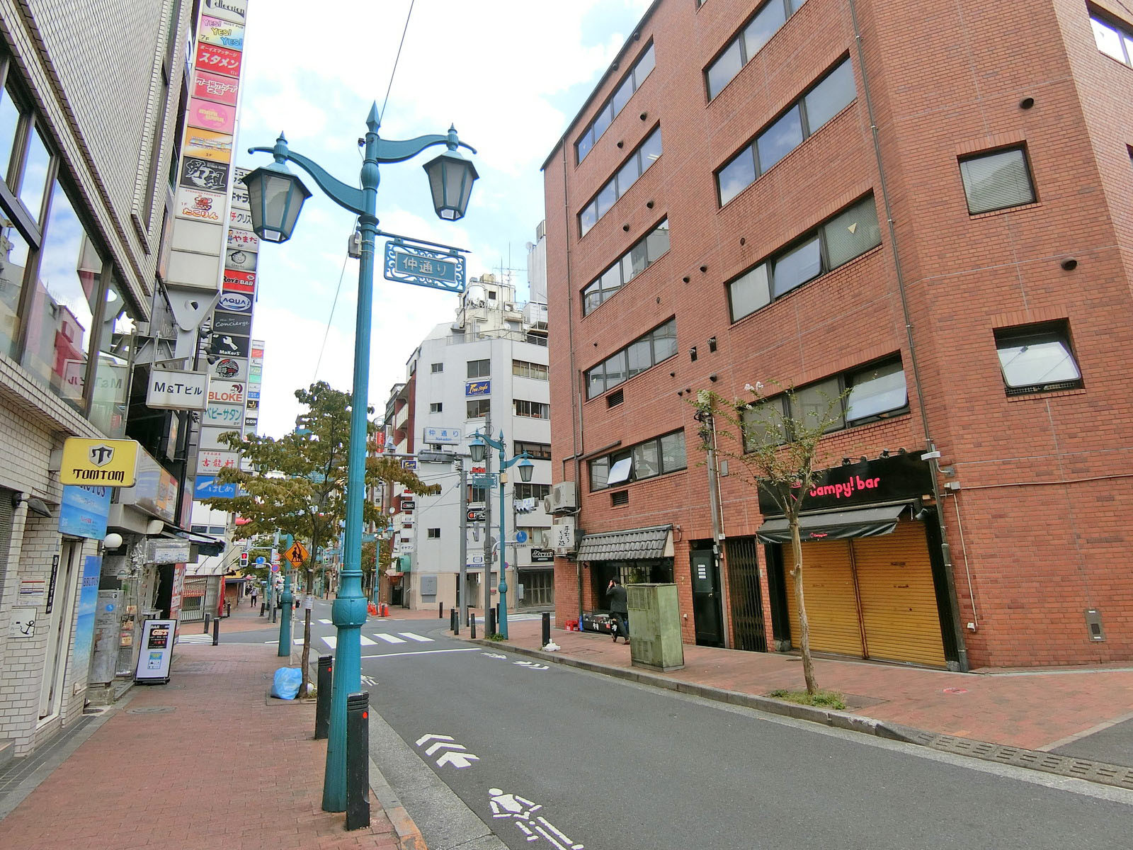 周辺はオフィスや店舗が多いエリア