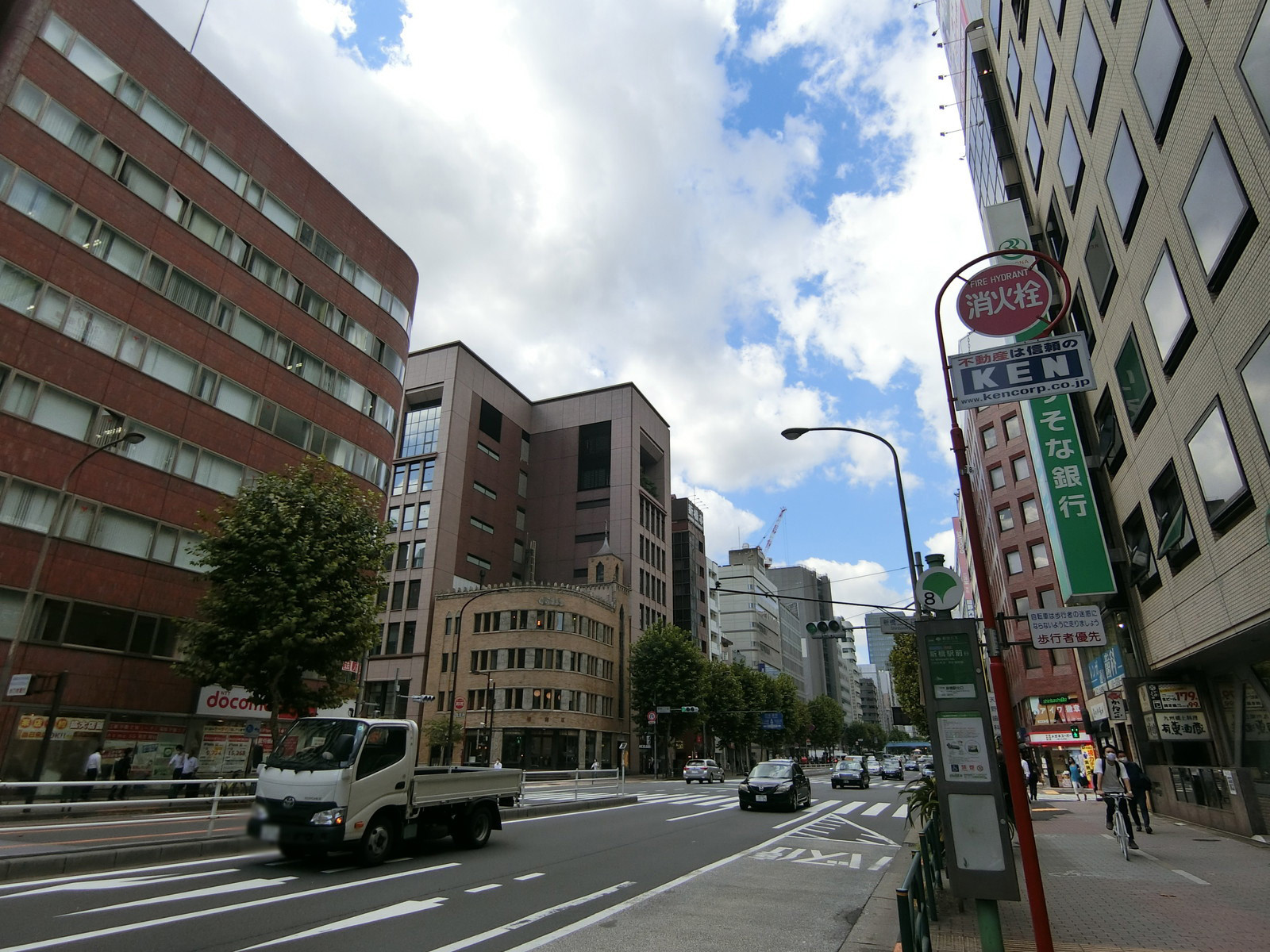 IMAS新橋ビル前面の外堀通り